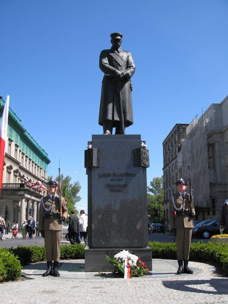ملف:Piłusdski statue and honour guards.jpg
