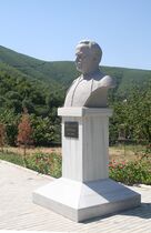 Бюст Мирза Фатали Ахундова в Шеки (напротив его дома-музея)