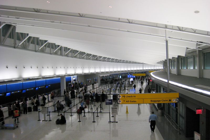 ملف:JFK Terminal 5 Ticketing and Check-In.jpg