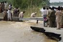 مقتل أكثر من 1100 شخص في فيضانات مدمرة بإقليم التخوم الشمالية الغربية بباكستان، أغسطس 2010.