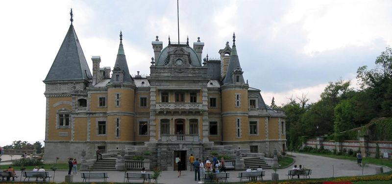 ملف:Masandrivsky Palace (Eastern façade).jpg