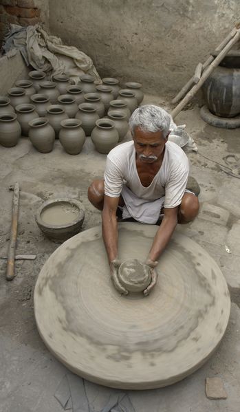 ملف:Potter at work, Jaura, India.jpg
