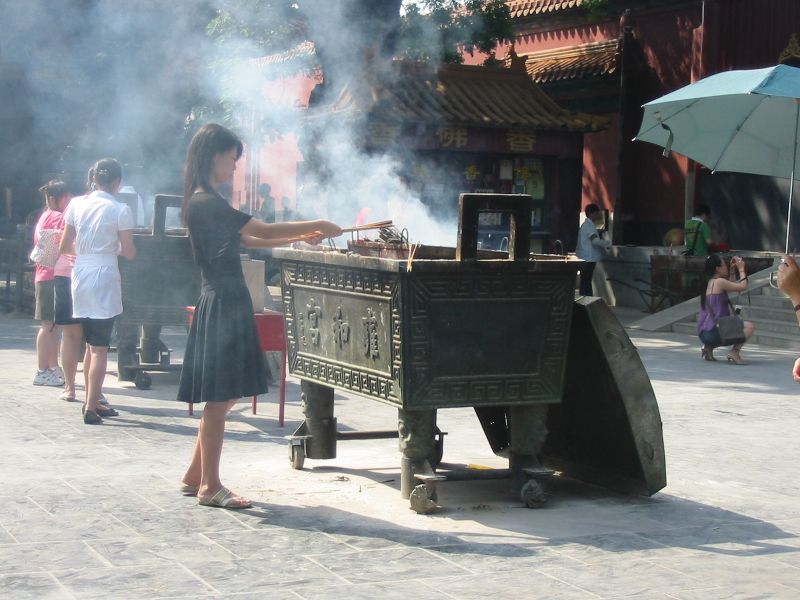 ملف:Wierook branden in de Lama Tempel Beijing China augustus 2007.JPG