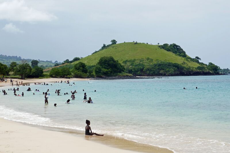 ملف:Dimanche en famille sur la plage des Tamarins (São Tomé) (4).jpg