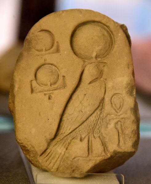 ملف:Inscribed limestone fragment showing early Aten cartouches, "the Living Ra Horakhty". Reign of Akhenaten. From Amarna, Egypt. The Petrie Museum of Egyptian Archaeology, London.jpg