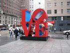 『LOVE』。ニューヨークの街角に、赤い「LOVE」の立体的なブロック