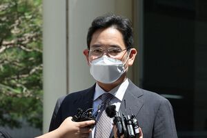 نائب رئيس سامسونگ للإلكترونيات جاي واي لي يصل إلى محكمة في سيول، كوريا الجنوبية، 26 أكتوبر، 2021. [1]