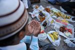 هندي مسلم يدعو قبل الافطار في مسجد مكة بحيدر أباد 2 أغسطس 2011.
