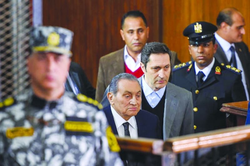 ملف:مبارك ونجليه أثناء إدلاء مبارك بشهادته في قضية اقتحام السجون في ثورة 25 يناير، 26 ديسمبر 2018.jpg