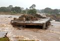 مواطن عزلته الفيضانات على جزء من طريق جسر مهدم في موزمبيق، مارس 2019.