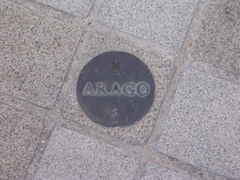 ملف:Arago medallion Paris.jpg
