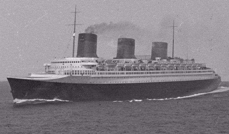 ملف:SS Normandie at sea 01.jpg