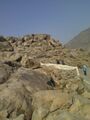 صورة لِجبل عَرفة تظهر فيه حجارته المَلساء