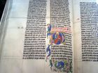 حروف كبير مزخرفة P في الكتاب المقدس لعام 1407 م ، في دير مالميسبري، ويلتشير، إنگلترة