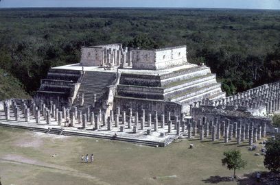 معبد المحاربين في 1986. لاحظ أن معبد الجداول الكبيرة، الواقع إلى اليسار مباشرةً، لم يكن قد رُمم في ذلك الوقت.