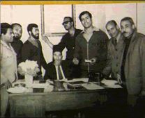 الفدائى اللواء العصرة ومجموعة مع الشيخ حافظ سلامة جالسا على مكتب