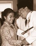 مـِگاواتي، ووالدها، سوكارنو، في قصر الدولة، جاكرتا، 10 يناير 1960.
