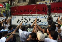 المتظاهرون يسقطون الجدار حول السفارة الإسرائيلية في القاهرة 9 سبتمبر 2011.jpg