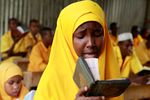 لاجئة صومالية تقرأ القرآن في مخيم إفو للاجئين، بالقرب من كنيا، 2 أغسطس 2011.
