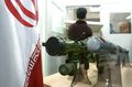 قاذفة ميثاق 2 الإيرانية (يساراً) والصاروخ (يميناً)