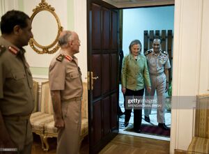 المشير محمد حسين طنطاوي، وزير الدفاع المصري والقائد العام السابق للقوات المسلحة المصرية السابق، يستقبل هيلاري كلينتون، وزيرة الخارجية الأمريكية السابقة، في زيارة لوزارة الدفاع المصرية، ويظهر في الصورة أيضًا اللواء محمد العصار، مساعد وزير الدفاع المصري السابق ومسؤول ملف العلاقات الخارجية للقوات المسلحة المصرية، و اللواء فؤاد عبد الحليم مساعد وزير الدفاع المصري لشؤون التسليح السابق.