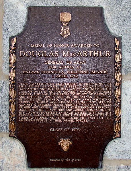 ملف:Douglas MacArthur MOH Plaque, USMA.JPG