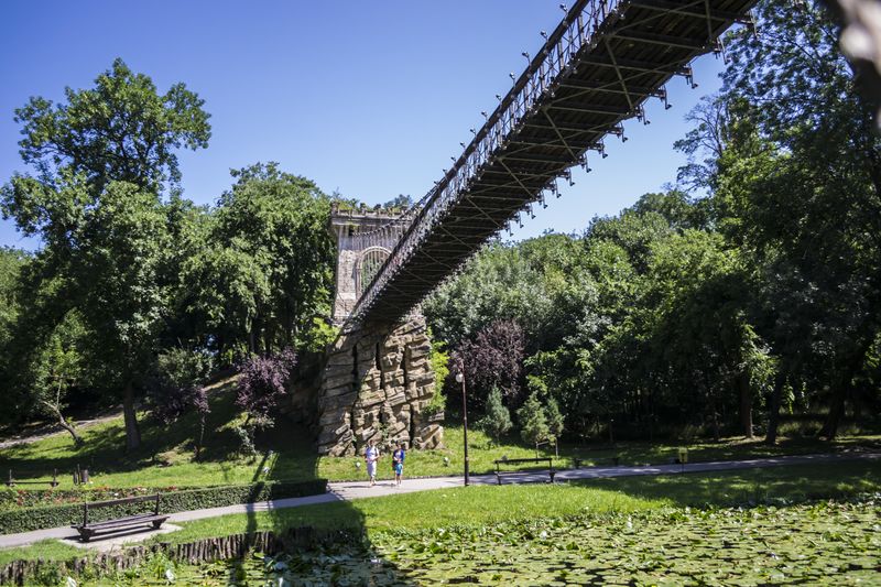 ملف:The suspended bridge, in Nicolae Romanescu Park, Craiova, Romania.jpg