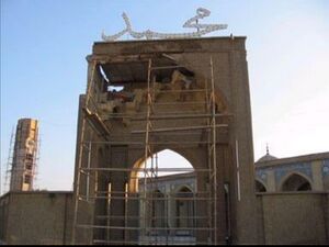 صورة لاثار الخراب في مسجد ابو حنيفة النعمان بعد المعركة.jpg