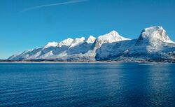 De syv søstre في النرويج. الصورة ملتقطة من على سطح العبارة Hurtigruten liner MS Finnmark.