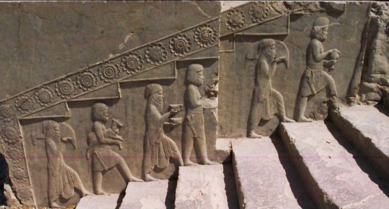 ملف:Persepolis gifts.jpg
