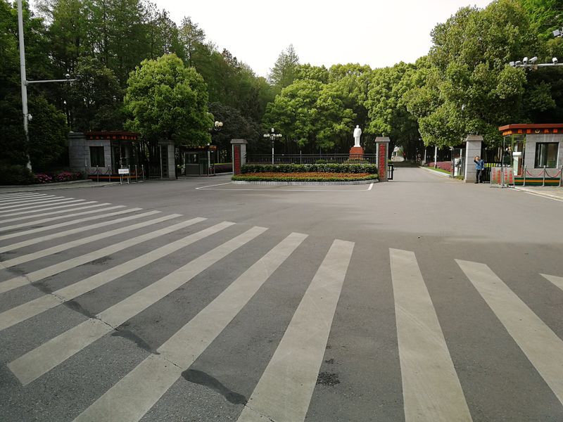 ملف:The main gate of Wuhan Municipal Party Committee.jpg