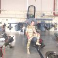 طيار مصري بجوار طائرة إف-16.jpg