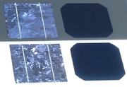 مقارنة الخلايا الشمسية: السليكون متعدد البلورات (يسار) والسليكون أحادي البلورة (يمين).