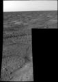 صورة يوم الهبوط للمركبة الفضائية فينكس بالقرب من القطب الشمالي للمريخ تبيّن أرض منبسطة، تحتوي ما يبدو أنه نمط متعدد الأضلاع، تمتد من مقدمة الصورة إلى الأفق.