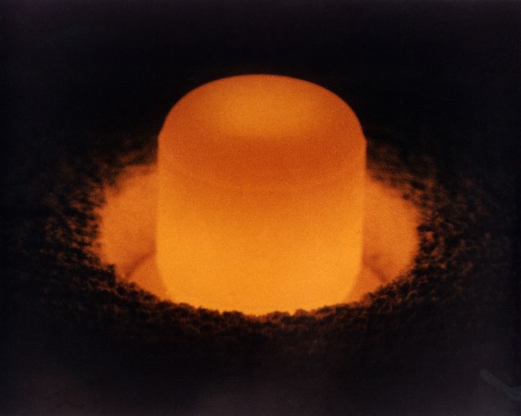 ملف:Plutonium pellet.jpg