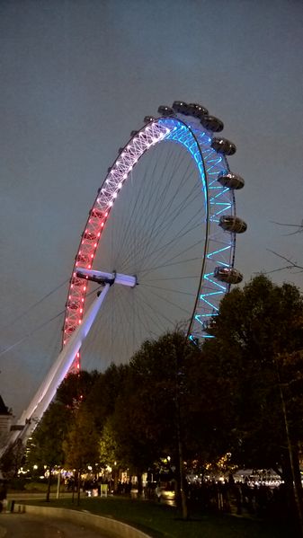 ملف:The London Eye in Blue, White, and Red.jpg