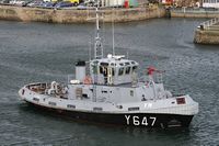 زورق السحب Le Four يناور في ميناء برست