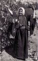 فلسطينية في الخليل ترتدي الزي التقليدي الفلسطيني عام 1947.