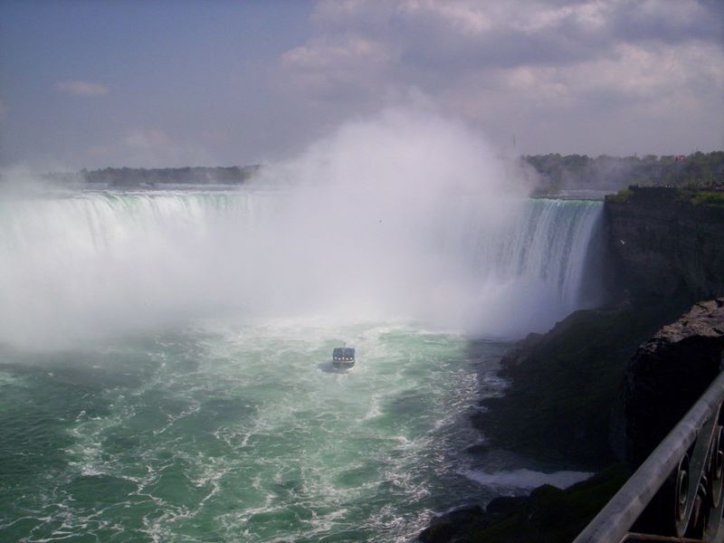 ملف:NiagaraFallsAndMaidOfTheMistShip.jpg