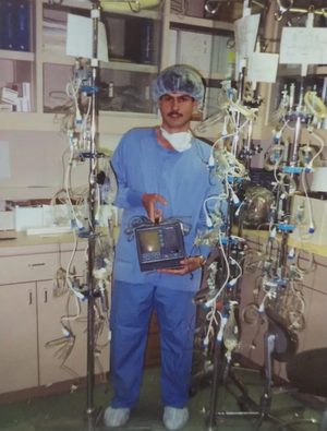 عباس السيد أثناء دراسته تخصص الأجهزة الطبية في الولايات المتحدة