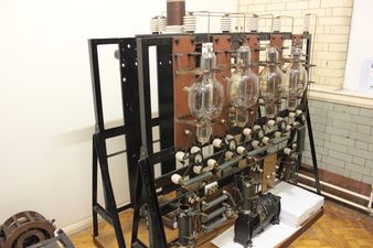واحدة من أول أجهزة البث الإذاعي لهيئة الإذاعة البريطانية ، أوائل 1920s ، لندن. أنتجت الأنابيب الثلاثية الأربعة ، المتوازية لتشكيل مذبذب ، كل منها حوالي 4 كيلووات مع 12 ألف فولت على الأنودات.
