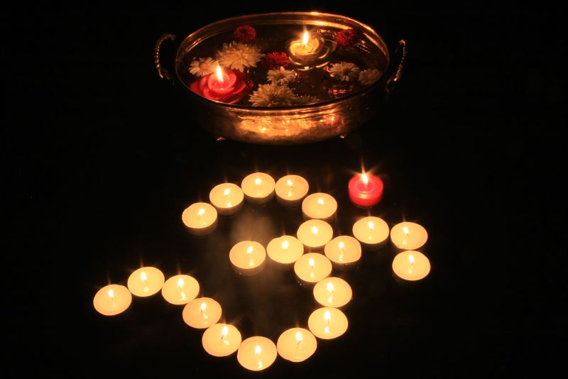 ملف:Diyas Diwali Decor India.jpg