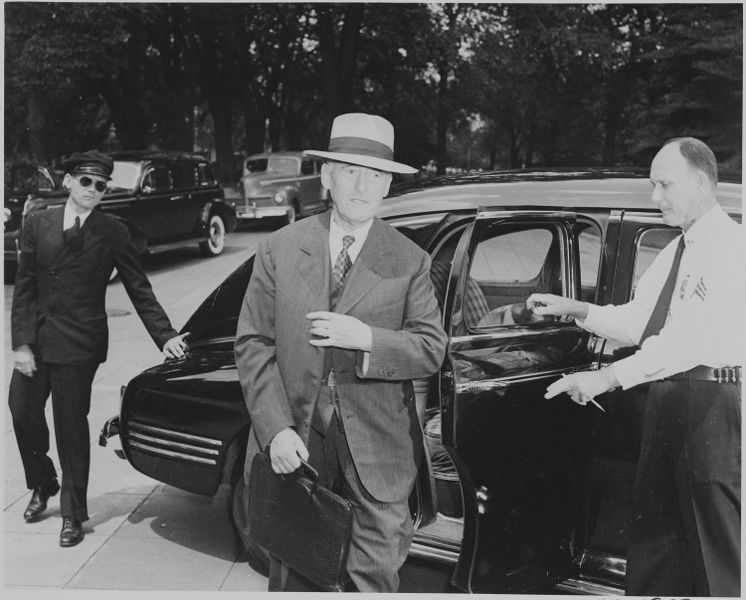 ملف:Photograph of Secretary of War Henry Stimson, evidently arriving at the White House for a Cabinet meeting. - NARA - 199142.jpg