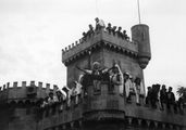 المسيحيون يستغيثون من فوق القلعة. تمثل عام 1955.