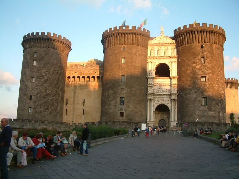 ملف:Neapol Castel Nuovo.JPG