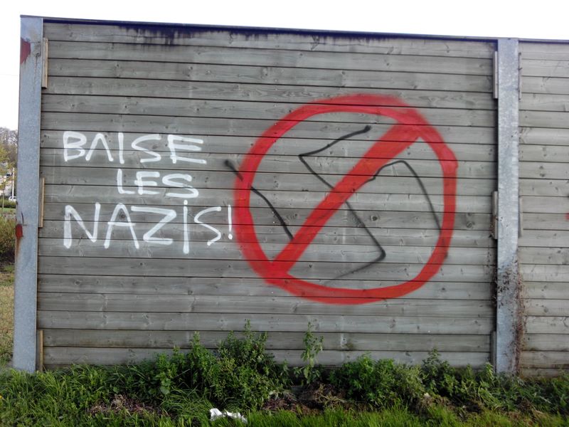 ملف:Tag néonazi édité pour devenir antinazi, Châtelet, Belgique (ii).jpg
