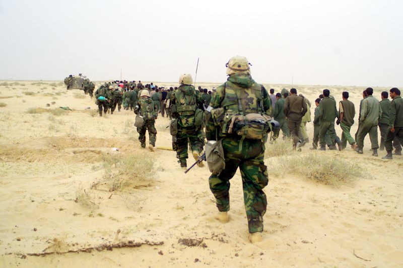 ملف:U.S. Marines with Iraqi POWs - March 21, 2003.jpg