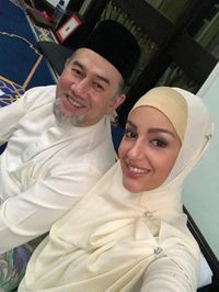 ڤيوڤدينا ترتدي الحجاب في مراسم زواجها من محمد الخامس في ماليزيا، نوفمبر 2018.