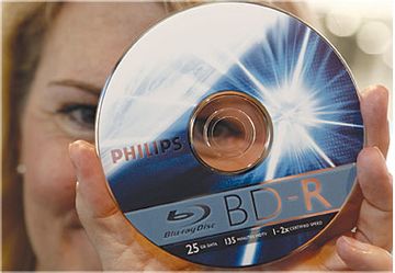 تستخدم كلها شعاع الليزر الأزرق لقراءة المعلومات والبيانات من الأقراص، بدلا من الشعاع القديم الأحمر المستخدم في أقراص «دي في دي».