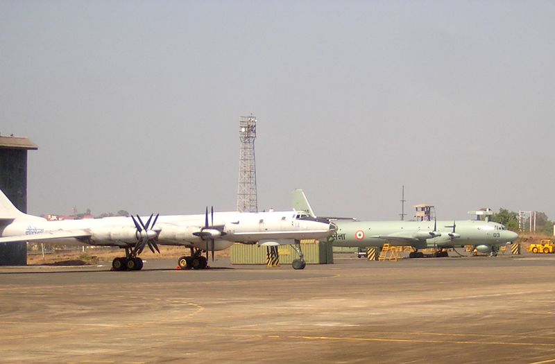 ملف:IAF Tu-142 and Il-38.jpg